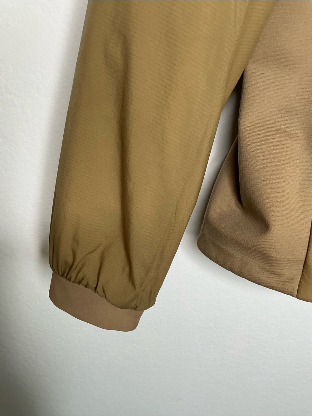 Arc'teryx Men's Atom Light Hooded Insulated Jacket in Tan Size XSmall - Picture 7 of 16